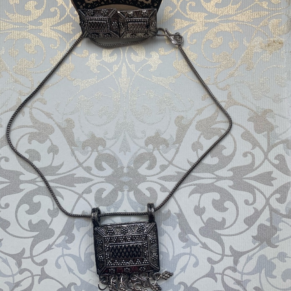 A beautiful Indian ethnic Necklace w Earrings oxidized silver look New with tags